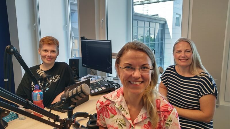 Saatejuht Sabina Sägi (vasakul), Järvamaa kutsehariduskeskuse projektijuht Merje Mölter ja Tallinna ülikooli väliskülalisõpilaste koordinaator Ingrid Hinojosa.