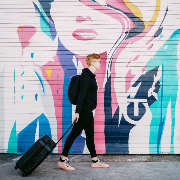 Noor kõnnib, kohver käes