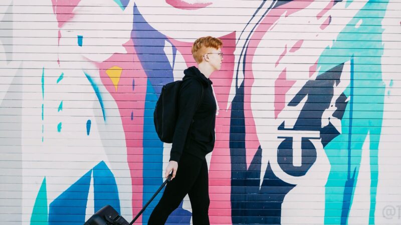 Noor kõnnib, kohver käes