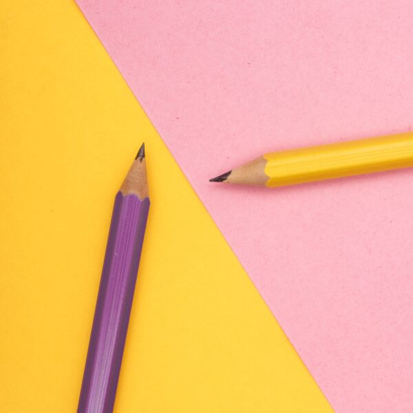 Kaks pliiatsit kirjul taustal