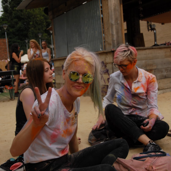 Noor naine, kellel on sõrmed püsti