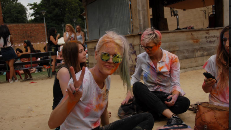 Noor naine, kellel on sõrmed püsti