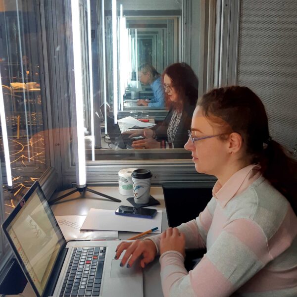 Erasmus+ ja Euroopa Solidaarsuskorpuse töötajad kontaktseminari tööhoos oma isiklikes helikindlates kabiinides