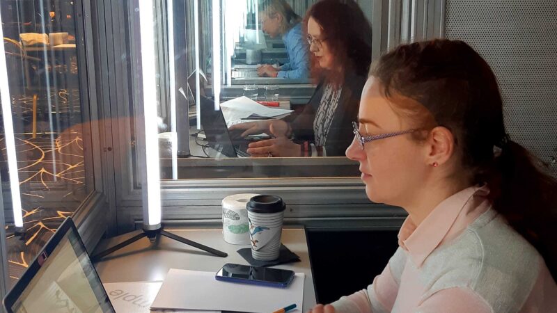 Erasmus+ ja Euroopa Solidaarsuskorpuse töötajad kontaktseminari tööhoos oma isiklikes helikindlates kabiinides