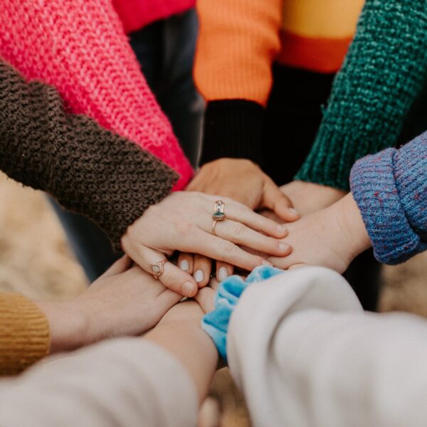 Noored panevad käed kokku