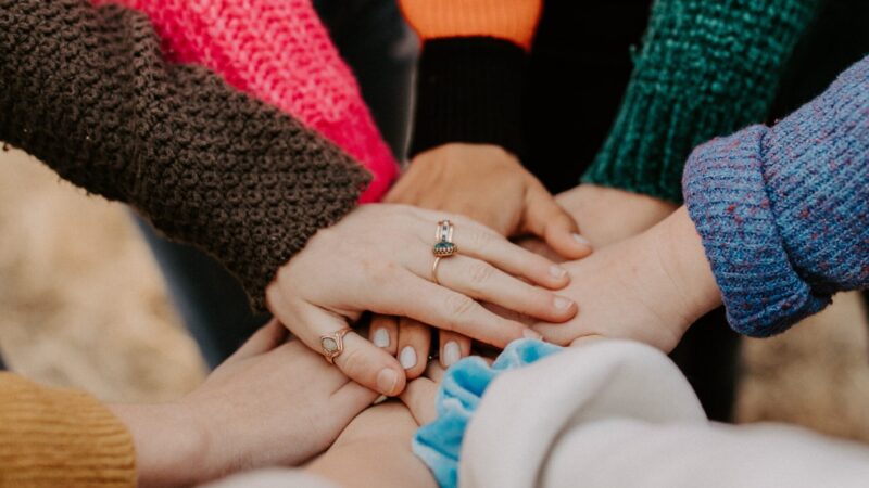 Noored panevad käed kokku